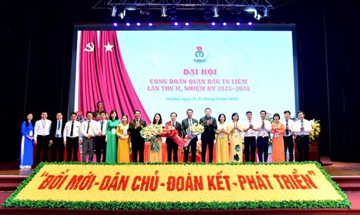 Lãnh đạo LĐLĐ thành phố Hà Nội và Quận uỷ Bắc Từ Liêm tặng hoa chúc mừng Ban chấp hành LĐLĐ quận Bắc Từ Liêm nhiệm kỳ 2023-2028. Ảnh: Hà Anh