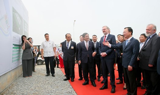 Thủ tướng Petr Fiala và phái đoàn Chính phủ Cộng hòa Séc nghe giới thiệu về Dự án nhà máy sản xuất, lắp ráp ô tô Škoda Auto tại Quảng Ninh. Ảnh: Minh Hà