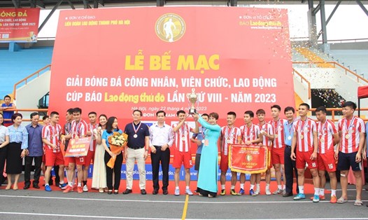 Ban tổ chức trao cúp vô địch cho đội bóng Công ty TNHH Tập đoàn Thang máy Thiết bị Thăng Long, thuộc LĐLĐ quận Đống Đa. Ảnh: Hà Anh