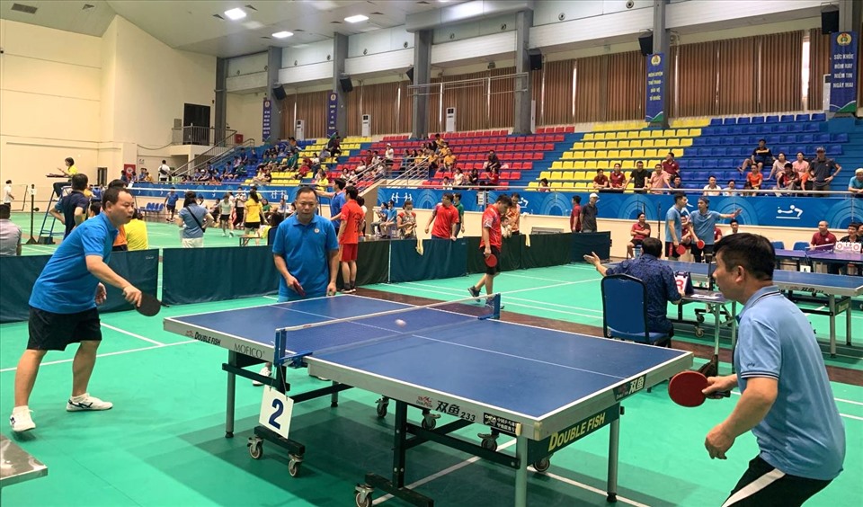 Các vận động viên thi đấu môn bóng bàn tại hội thao. Ảnh: Hà Anh