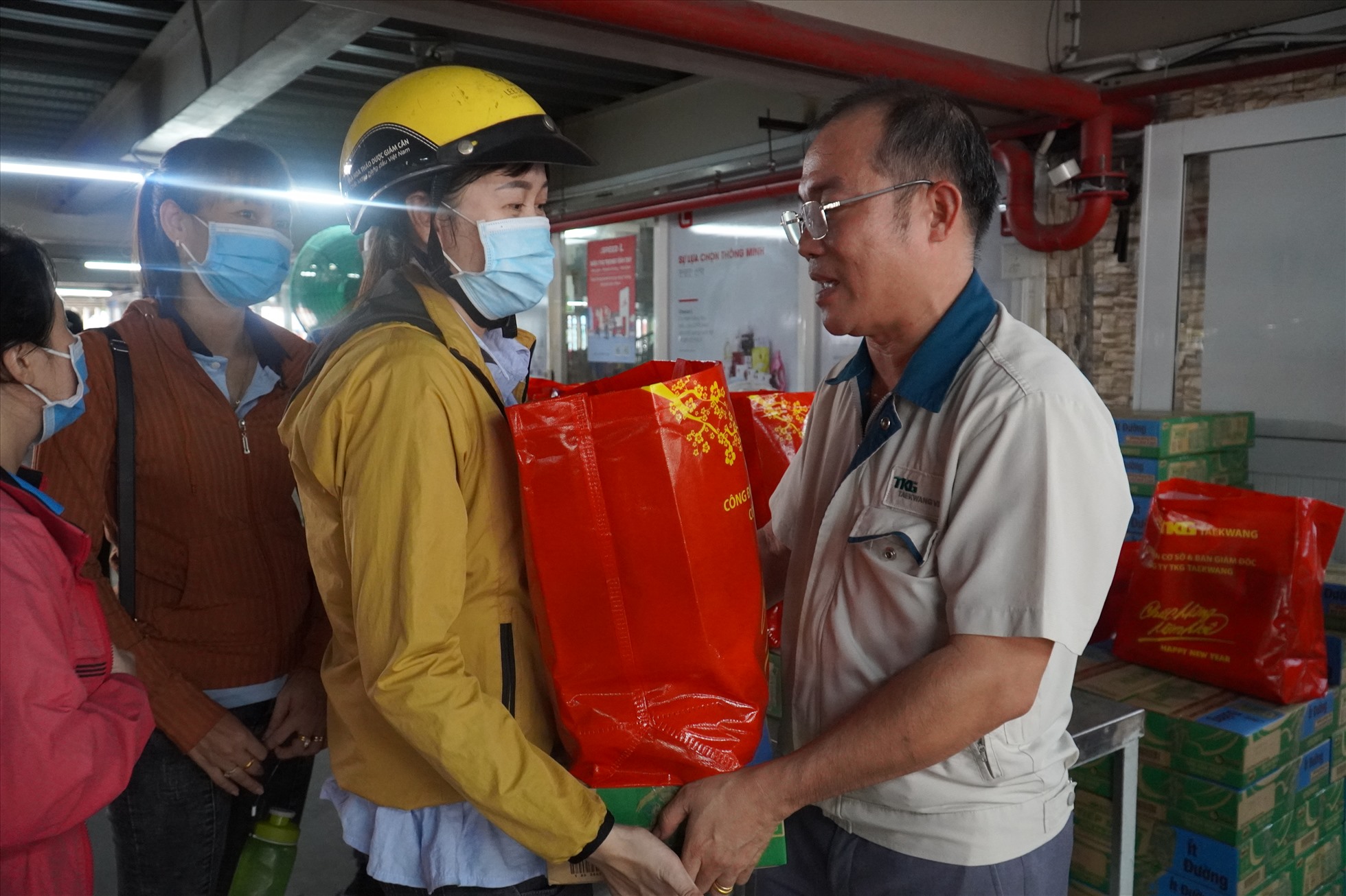 Chủ tịch công đoàn công ty TKG Taekwang Vina trao quà cho người lao động nhân Tháng Công nhân. Ảnh: Hà Anh Chiến