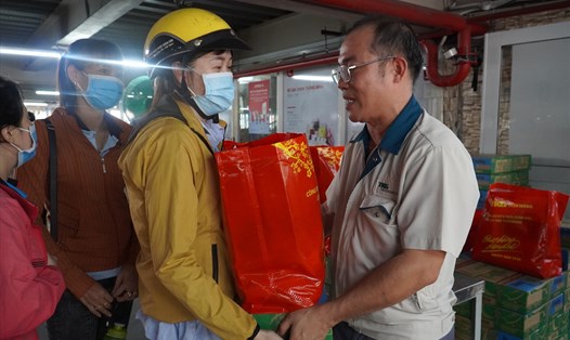Chủ tịch công đoàn công ty TKG Taekwang Vina trao quà cho người lao động nhân Tháng Công nhân. Ảnh: Hà Anh Chiến