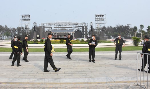 Các lực lượng tăng cường triển khai các phương án bảo đảm ANTT Lễ kỷ niệm 60 năm đô thị Sầm Sơn và khai mạc Lễ hội du lịch biển năm 2023. Ảnh: CATH