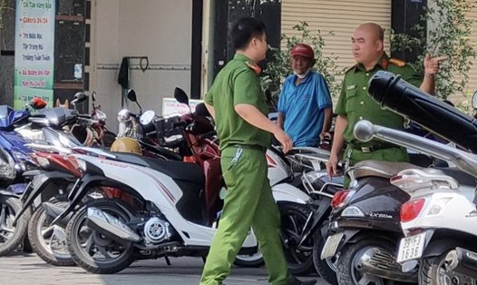 Lực lượng công an khám xét văn phòng của trung tâm dạy nghề lái xe Sài Gòn ở TP Biên Hoà. Ảnh: CTV