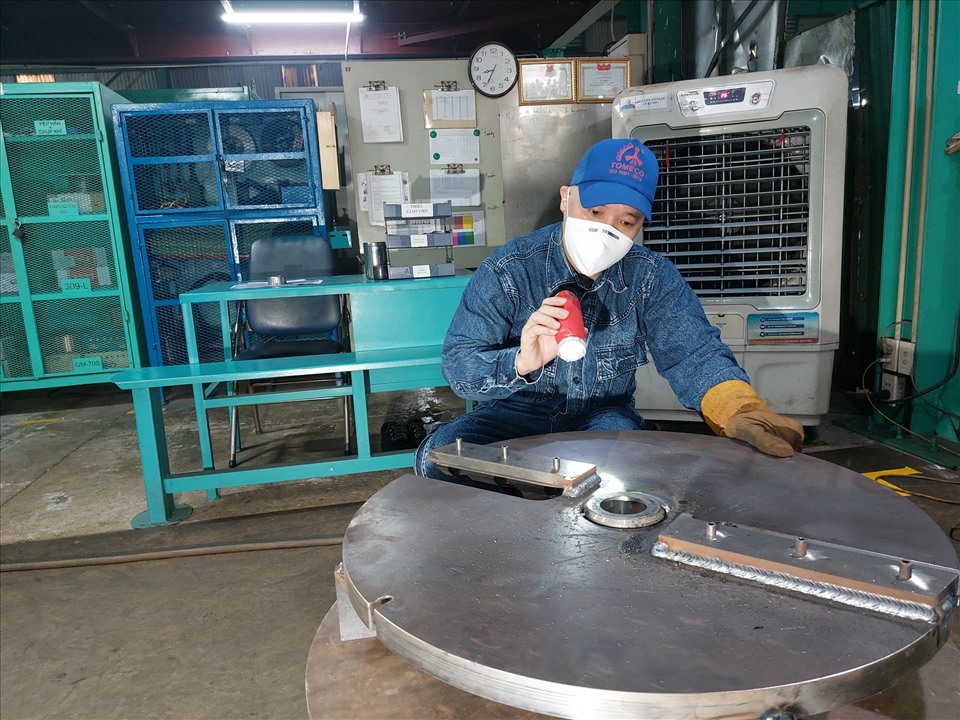 Anh Nguyễn An Ngọc kiểm tra chất lượng sản phẩm. Ảnh: Ngọc Ánh