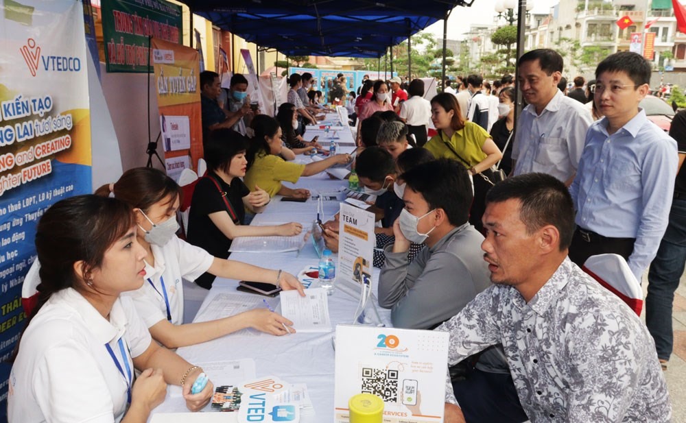 Các nhà tuyển dụng trao đổi thông tin với người lao động. Ảnh: Cổng TTĐT Hải Phòng