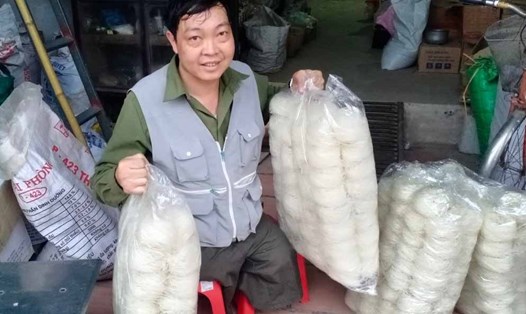 Anh Nguyễn Ngọc Quyến và sản phẩm bánh đa khô do cơ sở anh sản xuất. Ảnh: Nhân vật cung cấp