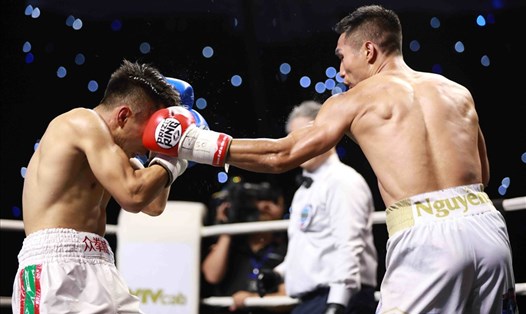 Võ sĩ boxing Nguyễn Văn Hải (phải) liên tục tung những pha ra đòn chính xác về phía tay đấm Su Xiao Tao vào tối 22.4. Ảnh: Phong Lê