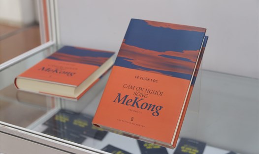 Sách "Cảm ơn Người, sông MeKong" được trưng bày tại Thư viện Quốc gia Việt Nam. Ảnh: Huyền Chi