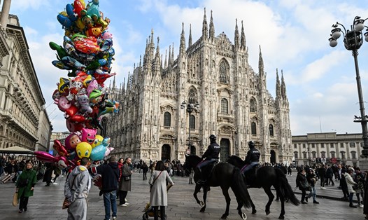 Cảnh sát Italy cưỡi ngựa tuần tra phía trước Duomo di Milano trên quảng trường Duomo, trung tâm Milan. Ảnh: AFP