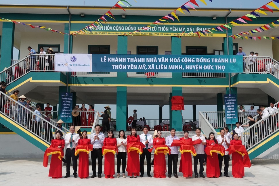 Cắt băng khánh thành nhà Văn hóa cộng đồng kết hợp tránh lũ ở thôn Yên Mỹ xã Liên Minh, huyện Đức Thọ. Ảnh: Trần Tuấn