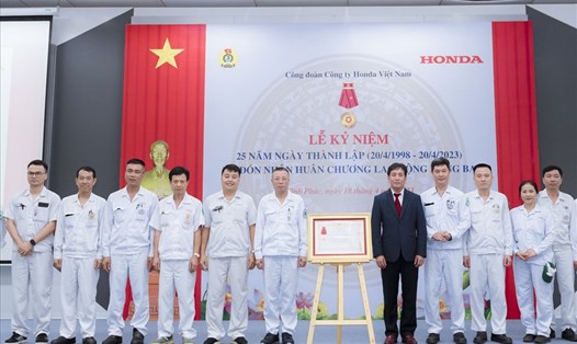 Lãnh đạo Công đoàn Công Thương Việt Nam trao Huân chương Lao động hạng Ba cho Công đoàn Công ty HVN. Ảnh: Lan Phương