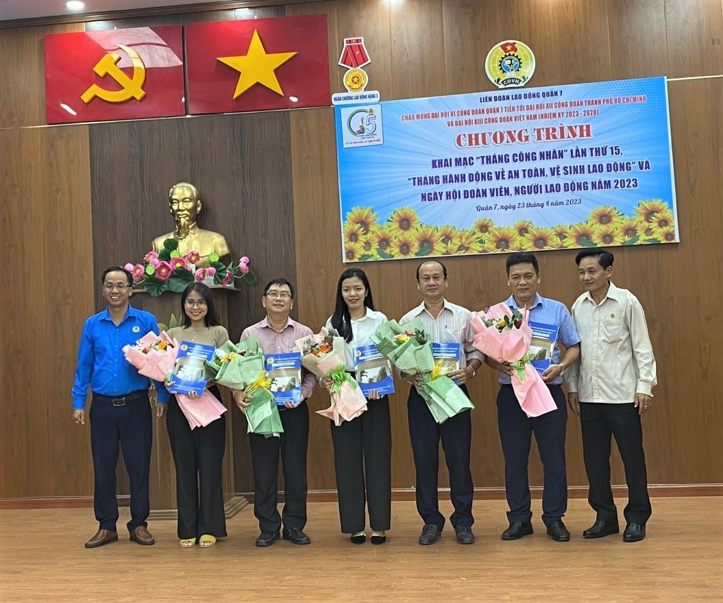 Đại diện LĐLĐ quận 7 trao quyết định thành lập 5 công đoàn cơ sở trong "Tháng Công nhân" năm 2023. Ảnh: Đức Long