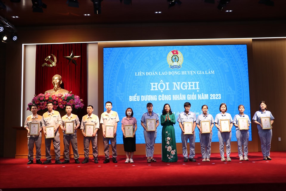 Đặng Thị Phương Hoa - Phó Chủ tịch Thường trực LĐLĐ thành phố Hà Nội trao bằng khen cho công nhân giỏi. Ảnh: Hà Anh