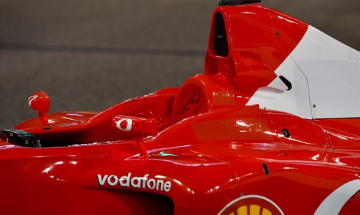 Chiếc xe có chữ ký của tay đua huyền thoại Michael Schumacher được trưng bày năm 2019. Ảnh: AFP