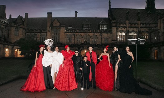 Nhà thiết kế Đỗ Mạnh Cường tổ chức show thời trang hoành tráng tại Trường Đại học Sydney (Úc). Ảnh: Kiếng Cận