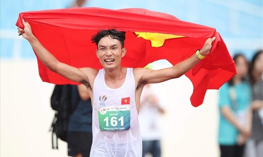 Vận động viên Hoàng Nguyên Thanh giành huy chương vàng marathon nam tại SEA Games 31. Ảnh: Ban tổ chức