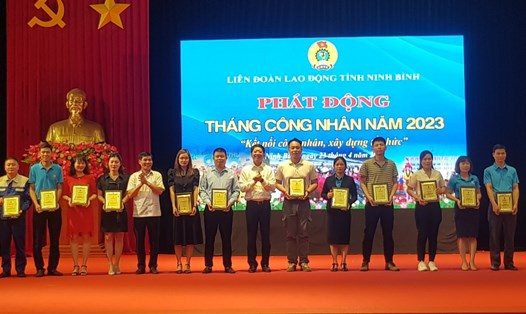 Đại diện lãnh đạo tỉnh Ninh Bình trao biểu trưng “Cảm ơn doanh nghiệp đã vì người lao động” cho các doanh nghiệp tiêu biểu. Ảnh: Diệu Anh.