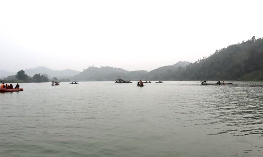 Nhiều lực lượng cùng tham gia công tác tìm kiếm nạn nhân vụ lật thuyền trên sông Lô (Hà Giang) Ảnh: CA Hà Giang.