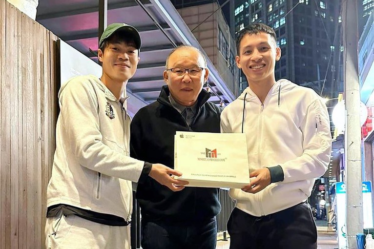Hùng Dũng (phải) tái ngộ Văn Toàn (trái) và huấn luyện viên Park Hang-seo ở Hàn Quốc. Ảnh: FBNV