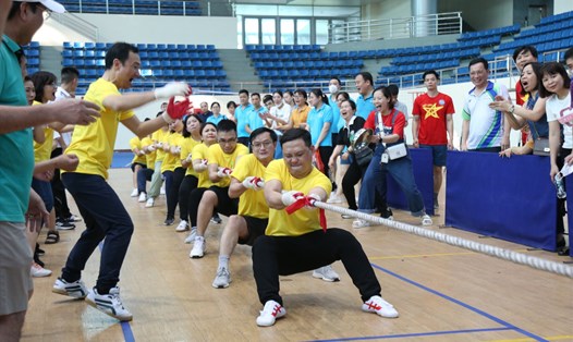 Các vận động viên tranh tài môn kéo co. Ảnh: CĐ Viên chức tỉnh Nam Định