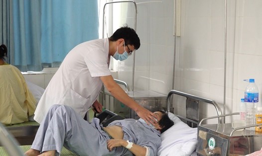 Bác sĩ điều trị cho bệnh nhân COVID-19 tại Hà Nội. Ảnh: Minh Ánh