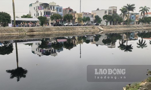 Nước sông Kiến Giang đoạn từ huyện Vũ Thư qua TP Thái Bình (thường gọi sông Pari) chuyển màu đen kịt, bốc mùi hôi thối nồng nặc. Ảnh: Trung Du