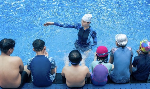 Huấn luyện viên bơi lội "đắt sô" trong ngày hè nắng nóng. Ảnh: Nhân vật cung cấp