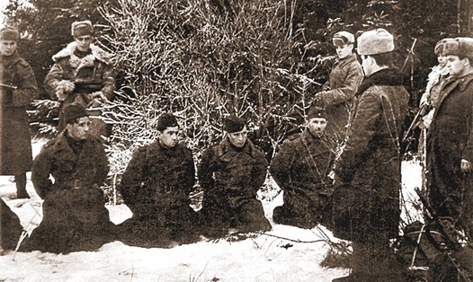 Quân Smersh bắt lính nhảy dù - phá hoại của Đức năm 1944. Ảnh: FSB