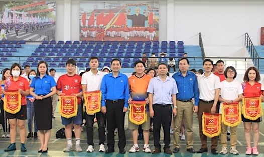 Lãnh đạo LĐLĐ TP Hà Nội và LĐLĐ huyện Mê Minh tặng Cờ lưu niệm các đội tham gia hội khoẻ. Ảnh: Hà Anh