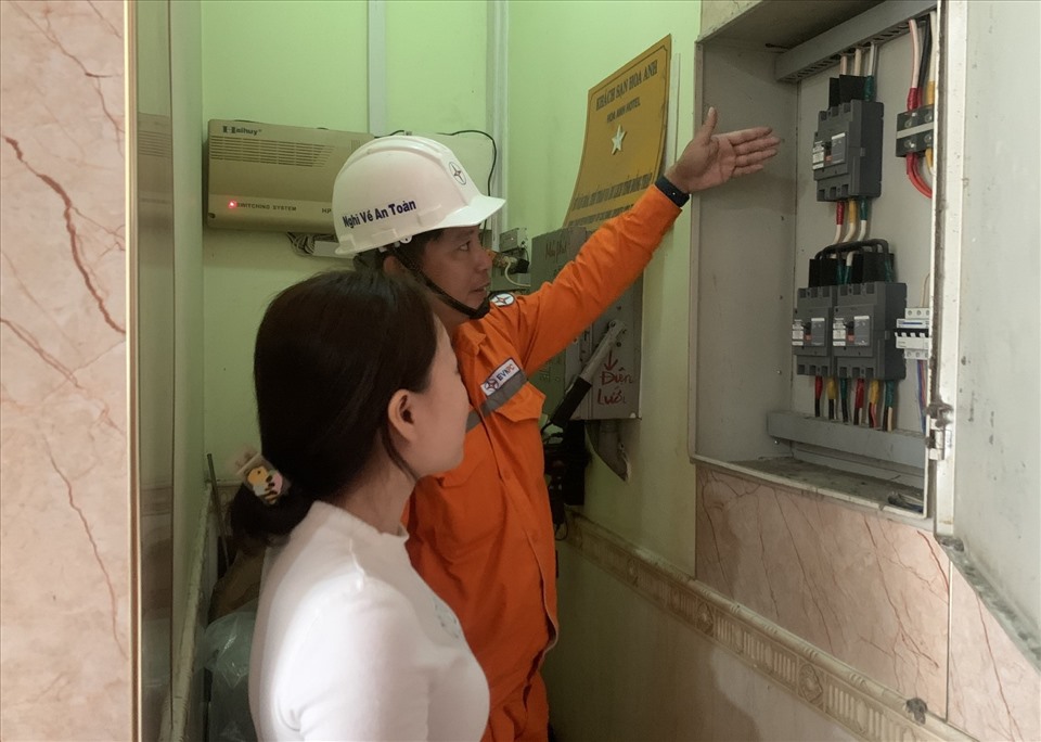 Công nhân PC Đồng Tháp hướng dẫn người dân sử dụng điện an toàn. Ảnh: PC Đồng Tháp
