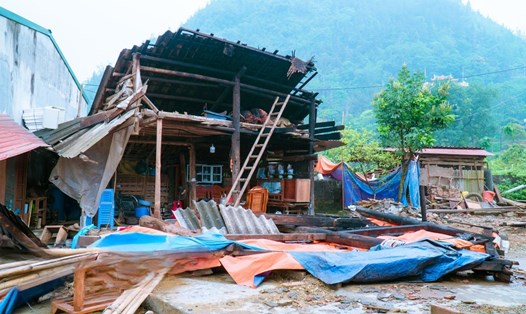 Dông lốc gây hư hại nhà ở và hoa màu của người dân huyện Mường Khương, tỉnh Lào Cai. Ảnh: Truyền hình Mường Khương
