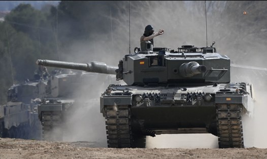 Binh sĩ Ukraina được huấn luyện trên xe tăng chiến đấu Leopard 2 do Đức sản xuất tại trung tâm huấn luyện của quân đội Tây Ban Nha ở Zaragoza. Ảnh: AFP