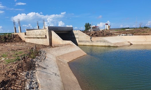 Hệ thống cống đang thi công khiến thiếu nước cho người nuôi tôm tại tỉnh Bạc Liêu. Ảnh: Nhật Hồ