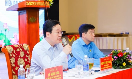 Chủ tịch UBND tỉnh Nghệ An Nguyễn Đức Trung và Chủ tịch LĐLĐ tỉnh Kha Văn Tám chủ trì cuộc đối thoại với người lao động. Ảnh: Hải Đăng