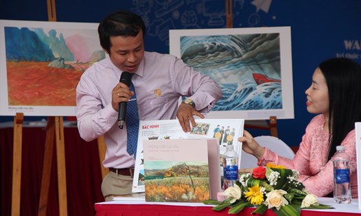 Nhà văn, TS. Lê Vũ Trường Giang (trái) tại buổi ra mắt, giới thiệu sách về Đất nước, cảnh đẹp trong văn chương của NXB Kim Đồng. Ảnh: Quảng An.