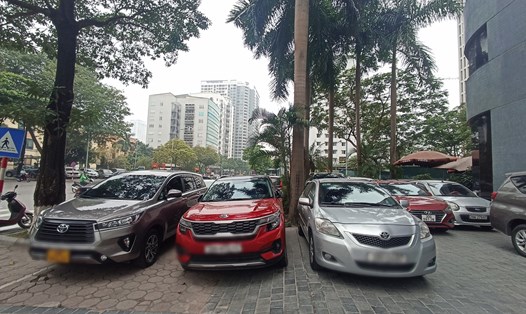 Nhiều tòa nhà văn phòng, chung cư tại TP Hà Nội phải tận dụng vỉa hè, lòng đường để làm bãi đỗ xe. Ảnh: Lan Nhi