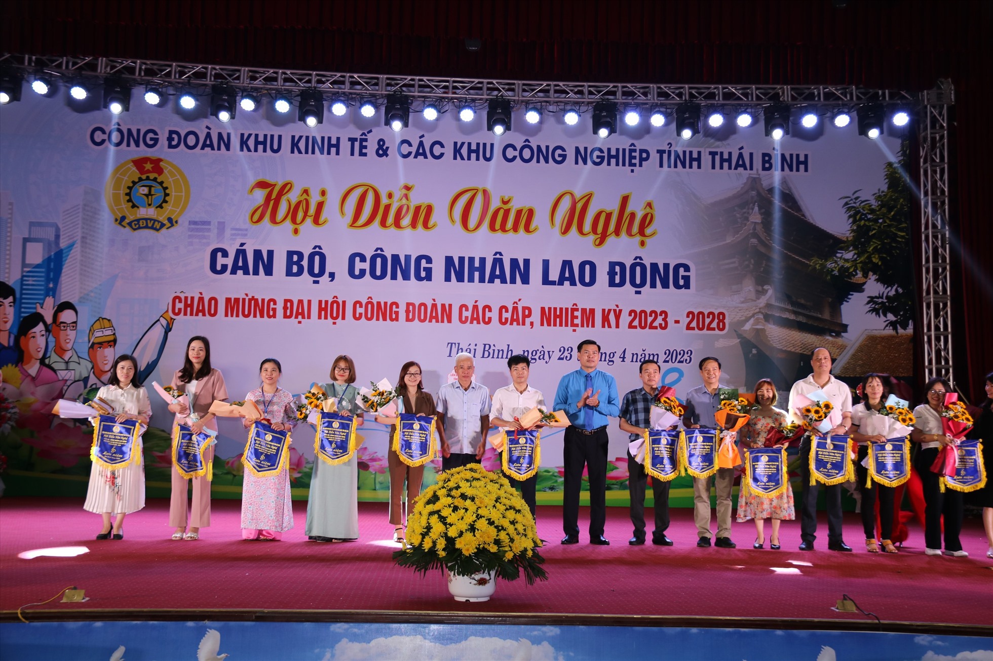 Lãnh đạo và công đoàn Ban quản lý khu kinh tế và các khu công nghiệp tỉnh Thái Bình tặng hoa và trao cờ lưu niệm cho các đoàn tham gia. Ảnh: Bá Mạnh