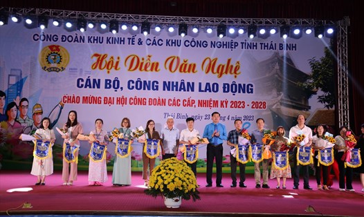 Lãnh đạo và công đoàn Ban quản lý khu kinh tế và các khu công nghiệp tỉnh Thái Bình tặng hoa và trao cờ lưu niệm cho các đoàn tham gia. Ảnh: Bá Mạnh