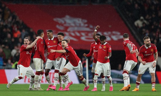 Các cầu thủ Man United ăn mừng sau khi thắng Brighton trên chấm luân lưu. Ảnh: AFP