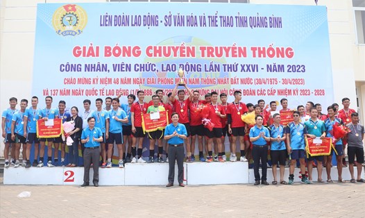 Lãnh đạo LĐLĐ tỉnh Quảng Bình trao giải cho các đội nam đạt giải. Ảnh: Xuân Hạnh