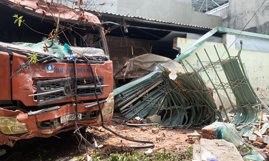 Hiện trường tài xế say rượu lái xe tải tông sập 2 nhà dân tại Bà Rịa - Vũng Tàu ngày 18.4.2023. Ảnh: Công an cung cấp