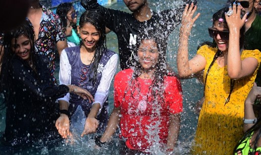 Người dân giải nhiệt trong hồ bơi vào một ngày hè nóng nực ở quận Prayagraj, bang Uttar Pradesh, miền bắc Ấn Độ tháng 5.2022. Ảnh: Xinhua