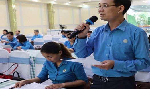 Cán bộ công đoàn tích cực tham gia đóng góp ý kiến nhằm nâng cao công tác giám sát, phản biện trong các cấp công đoàn. Ảnh: LĐLĐ tỉnh Lào Cai.