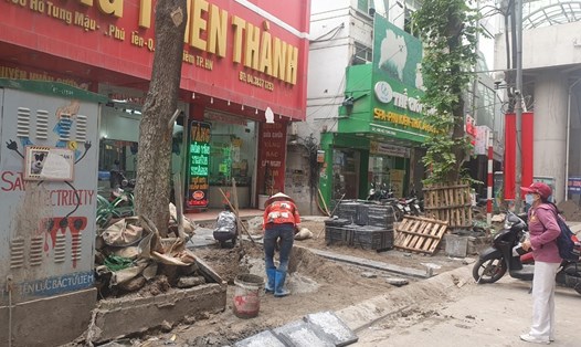 Hà Nội đang thi công lát đá vỉa hè trên đường Hồ Tùng Mậu. Ảnh: Phạm Đông