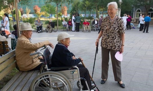 Người cao tuổi trò chuyện tại một viện dưỡng lão ở Bắc Kinh, Trung Quốc. Ảnh: Xinhua