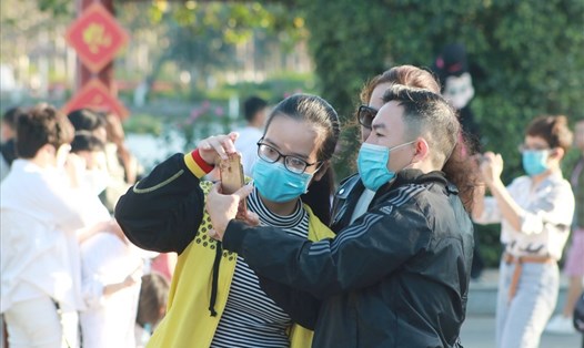 Đà Nẵng khuyến cáo người dân, du khách đeo khẩu trang ở nơi đông người để phòng dịch COVID-19. Ảnh: Thùy Trang