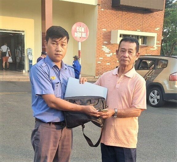 Tổ tàu SNT1 trao trả tài sản hành khách bỏ quên trên tàu Nha Trang - Sài Gòn sáng 24.4. Ảnh: Tổ tàu SNT1 cung cấp