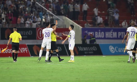 Văn Quyết nhận thẻ đỏ ở trận đấu với Bình Định tại vòng 7 V.League 2023. Ảnh: Hà Nội FC