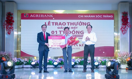 Đại diện lãnh đạo Agribank, Phó Tổng giám đốc Lê Hồng Phúc trao 01 tỉ đồng cho khách hàng trúng giải đặc biệt. Nguồn: Agribank